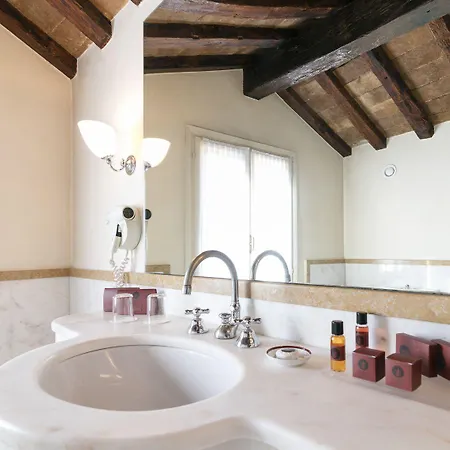 Delle Notarie 4*
